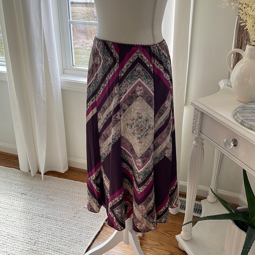 Geometric Italy silky mid length skirt elastic band